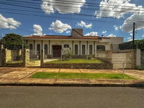 Sobrado  com 413.37 m² e 5 Quartos à Venda na Zona 05 - Maringá