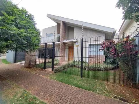 Sobrado à venda em Maringá, Zona 05, com 3 quartos, com 273.26 m²