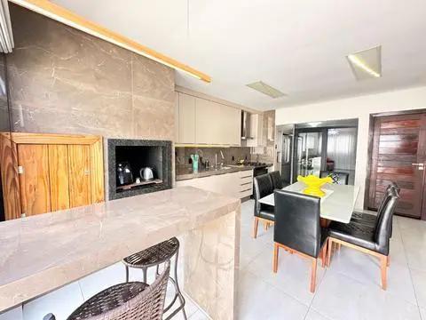 Casa à venda em Maringá, Bom Jardim, com 2 suítes, com 139.86 m²